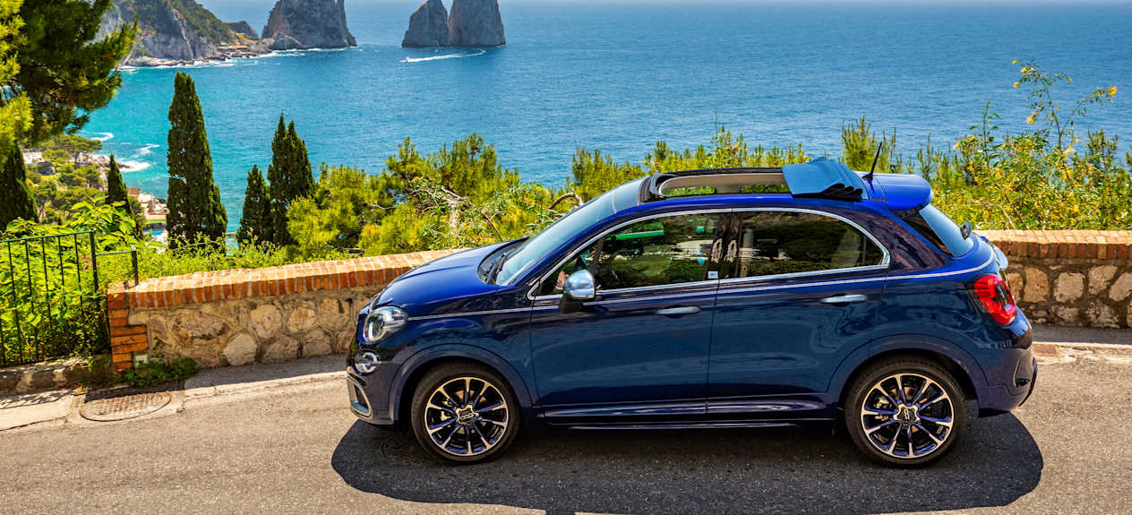Fiat 500X DolceVita Yacht Club Capri : vue de profil avec vue sur mer