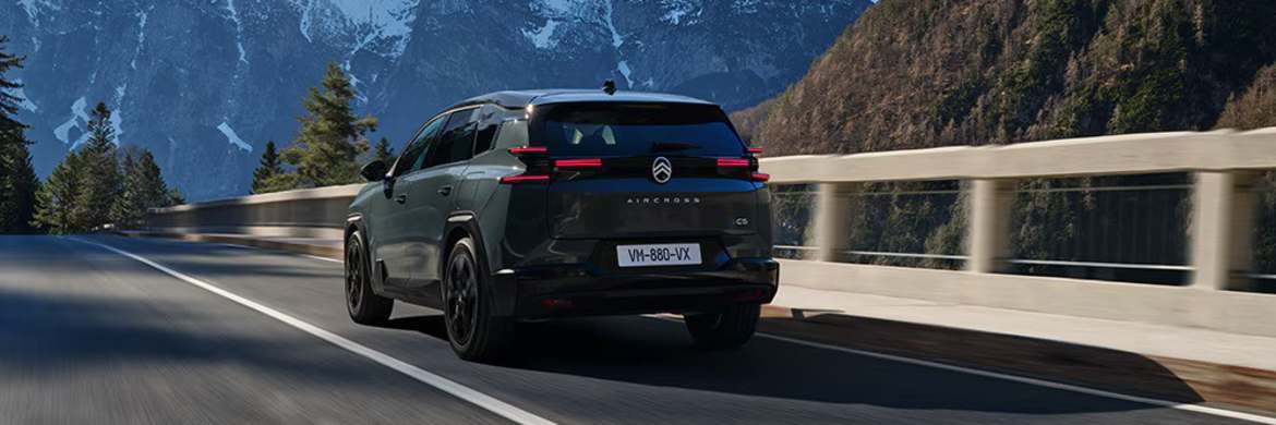 Citroën C5 Aircross 2025 : trois quarts arrière gauche sur route de montagne
