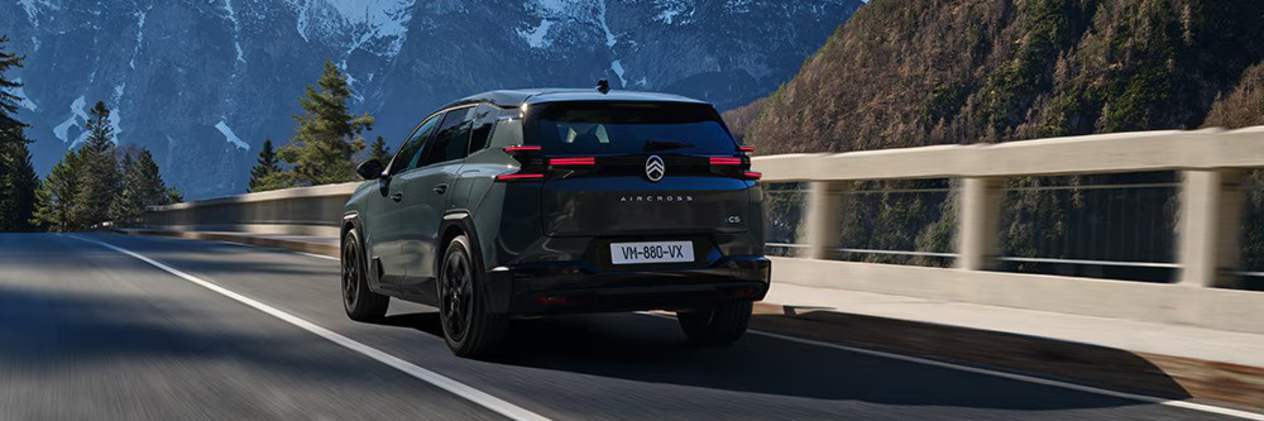 Citroën C5 Aircross 2025 : trois quarts arrière gauche sur route de montagne