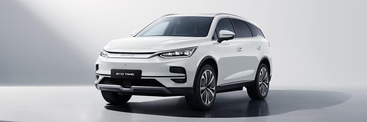 BYD Tang 2024 : trois quarts avant gauche statique et peinture blanche