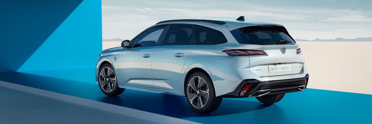 Peugeot 308 SW 2023 : version électrique vue trois quarts arrière gauche statique