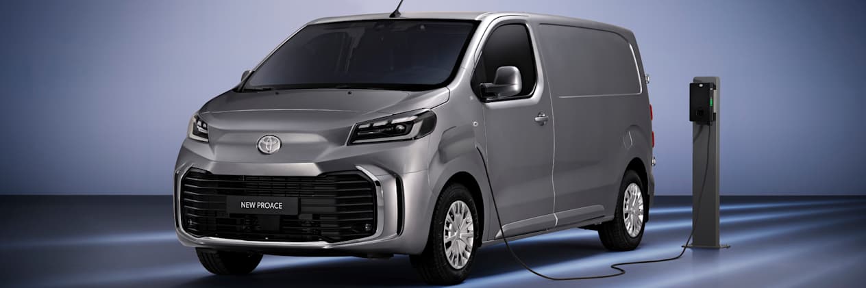Toyota Proace 2024 : trois quarts avant gauche statique avec borne de recharge