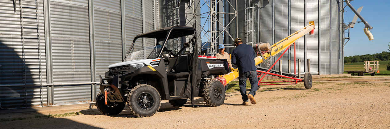 Polaris Ranger 1000 2023 : trois quarts avant gauche avec remorque