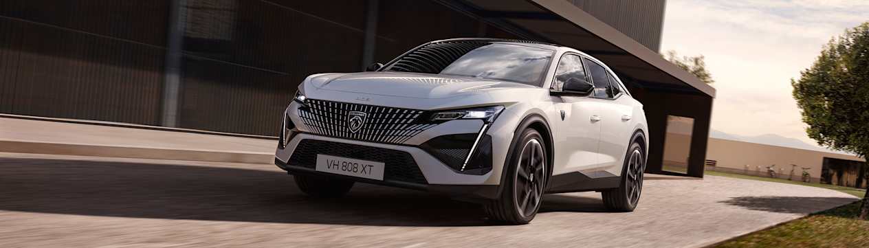 Peugeot 408 électrique 2024 : trois quarts avant gauche en mouvement