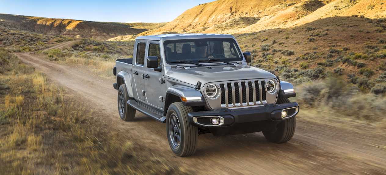 Jeep Gladiator 2022 : Trois quart avant droit roulant sur un chemin