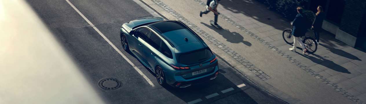 Peugeot 308 SW 2021 : trois quarts arrière gauche plongeant dans la rue
