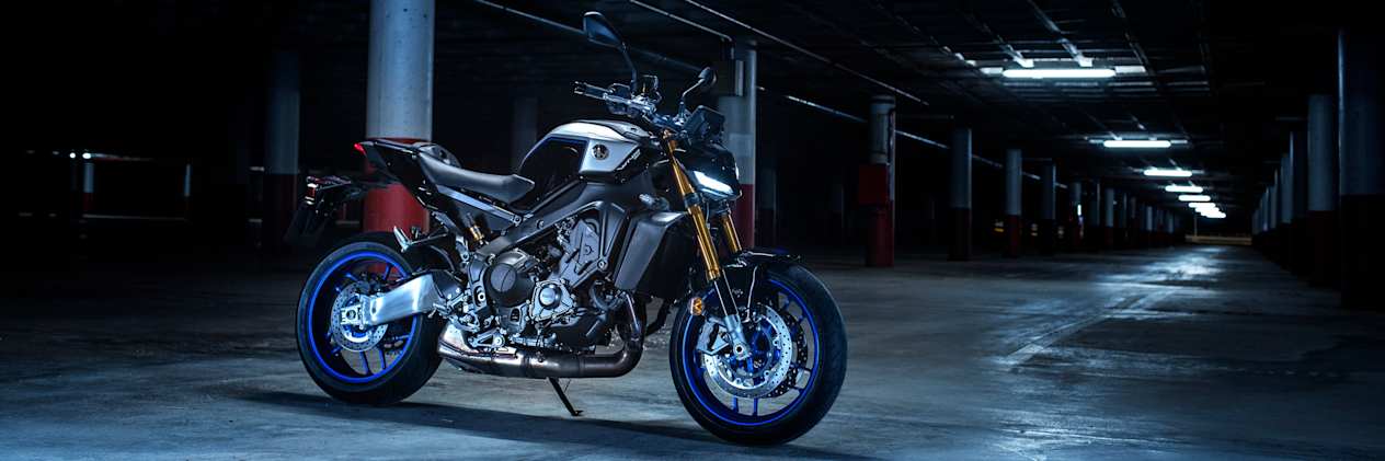 Yamaha MT-09 SP 2024 : profil droit statique dans parking
