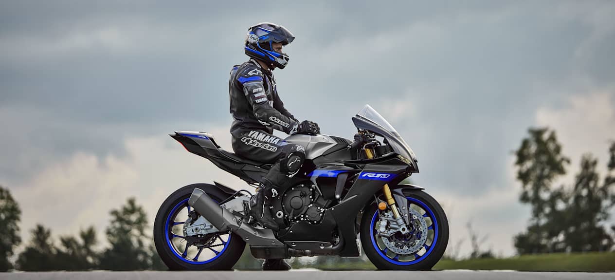 Yamaha r1m profil avec pilote