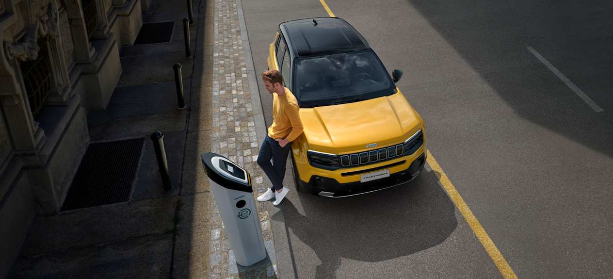 Jeep Avenger 2022 : borne de recharge en vue plongeante