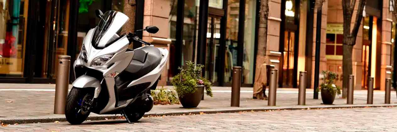Suzuki Burgman 400 : garé rue