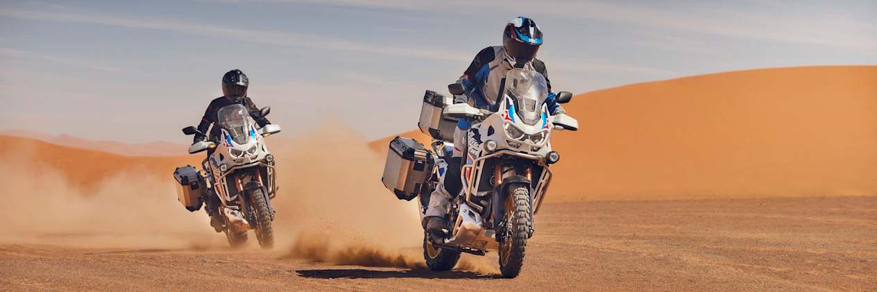 Honda Africa Twin Adventure Sports CRF1100L 2024 : en couple vu de face dans le désert