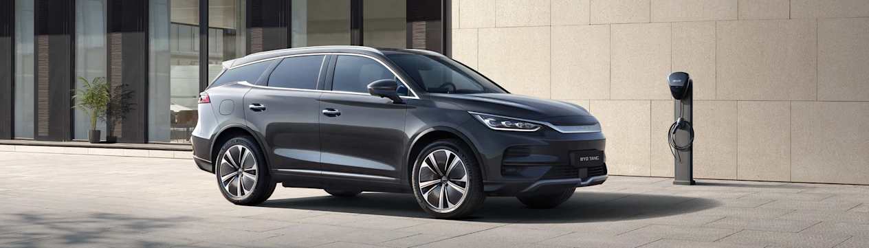 BYD Tang 2024 : trois quarts avant gauche statique avec borne de recharge