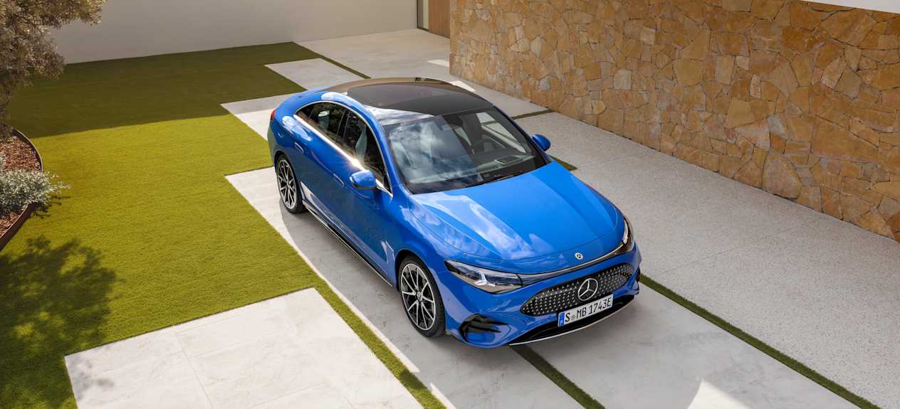 Mercedes CLA 2025 bleu : trois quarts avant droit statique en vue plongeante