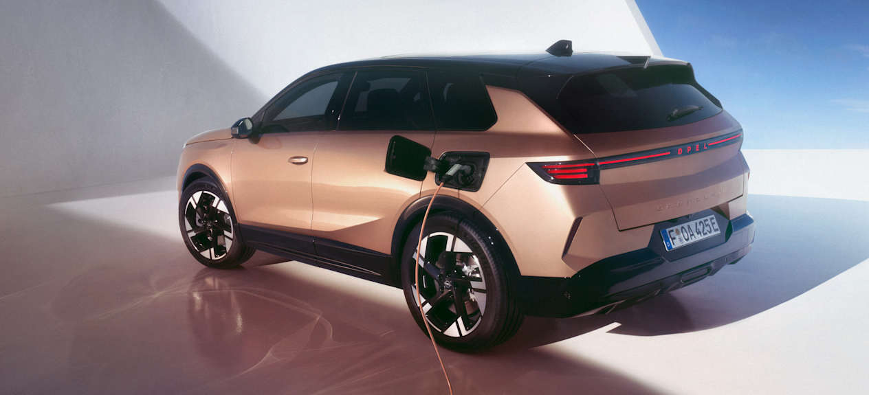 Opel Grandland 2024 : trois quarts arrière gauche en charge