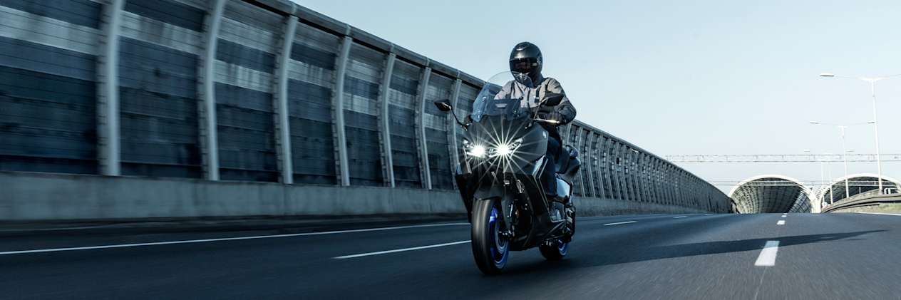 Yamaha TMAX 2025 : trois quarts avant gauche sur route
