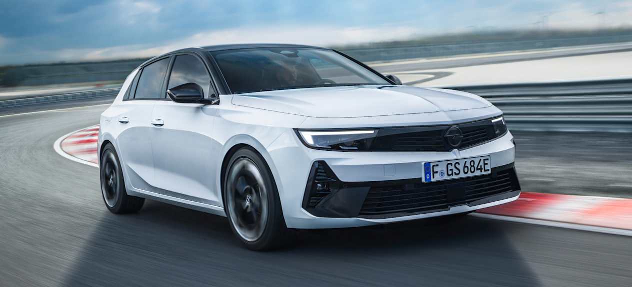 Opel Astra GSe 2022 : trois quarts avant droit en virage sur circuit