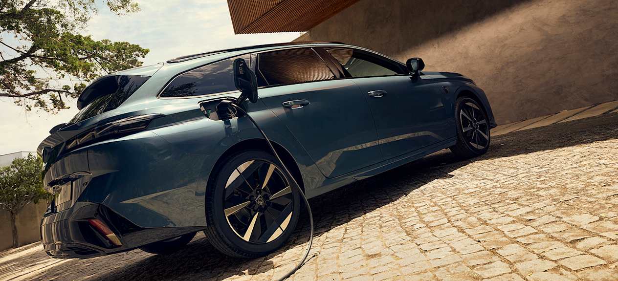Peugeot 308 sw 2025 : profil avec cable recharge