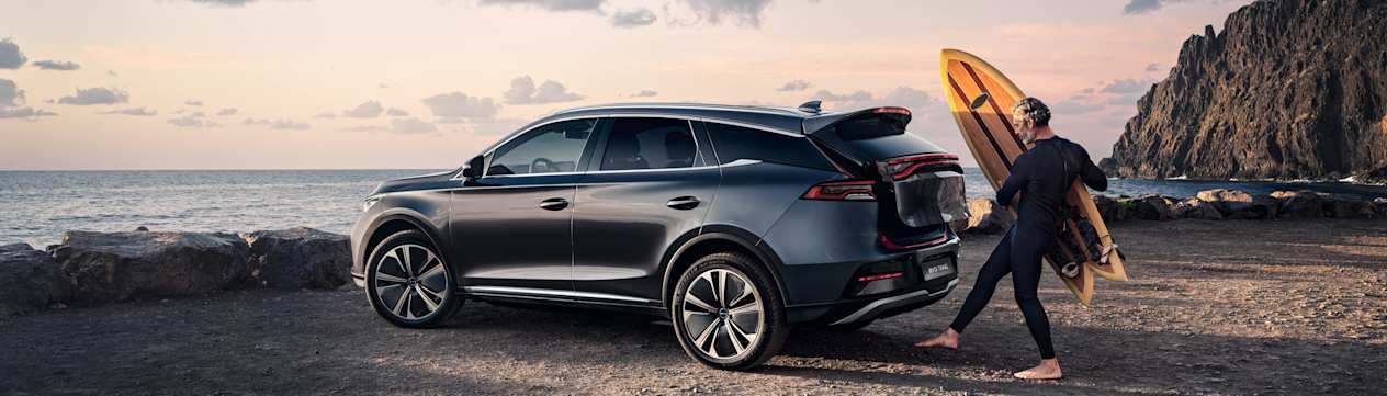 BYD Tang 2024 : trois quarts arrière gauche statique et ouverture de coffre mains libres