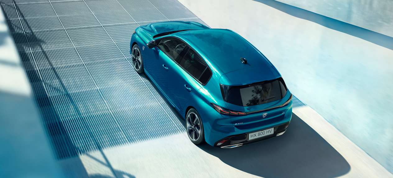 Peugeot 308 2024 : trois quarts arrière gauche statique en contre-plongée