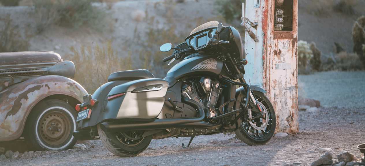 Indian Chieftain Powerplus Dark Horse 2025 : trois quarts arrière droit statique devant pompe à essence