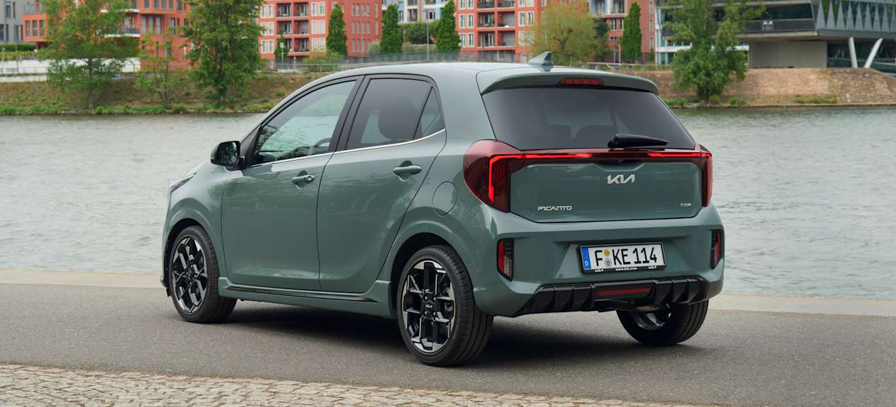 Kia Picanto 2024 : trois quarts arrière droit statique en bord de fleuve