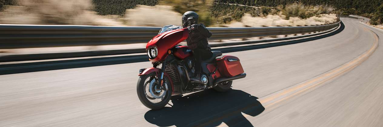 Indian Chieftain Powerplus Dark Horse 2025 : trois quarts avant gauche sur route avec accessoires