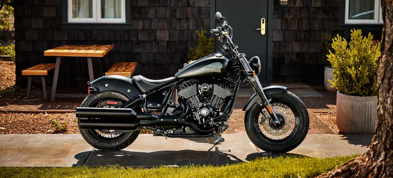 Indian Chief Bobber Dark Horse 2025 : noire profil droit statique devant maison