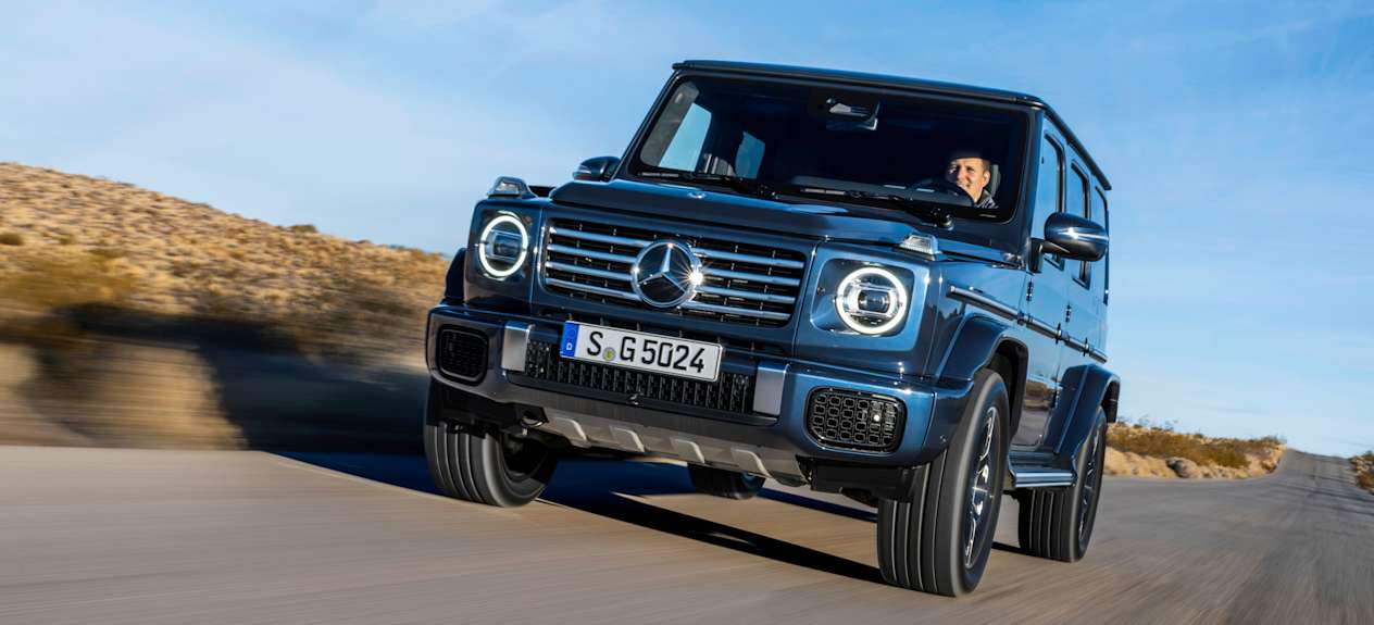 Mercedes Classe G 500 2024 : face avant sur route en contre-plongée