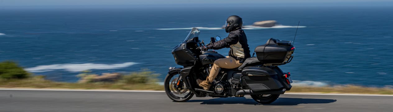 Indian Pursuit Dark Horse profil sur route