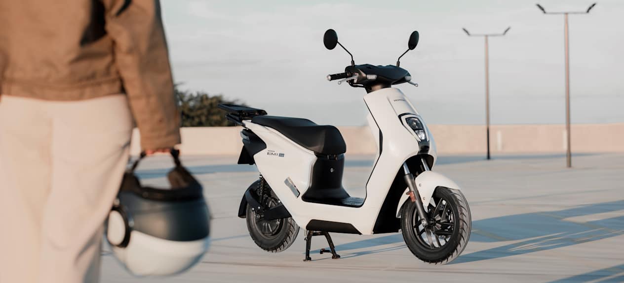 Honda EM1 e 2023 : trois quarts avant au bord de la plage