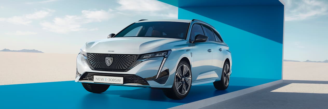 Peugeot 308 SW 2023 : version électrique vue trois quarts avant gauche statique