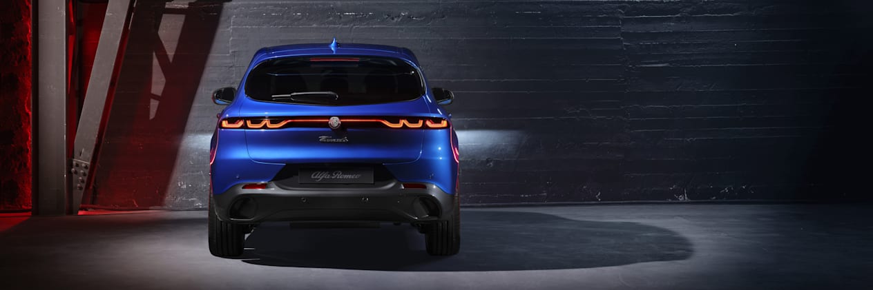 Alfa Romeo Tonale 2022 : Face arrière dans un hangar avec feux allumés