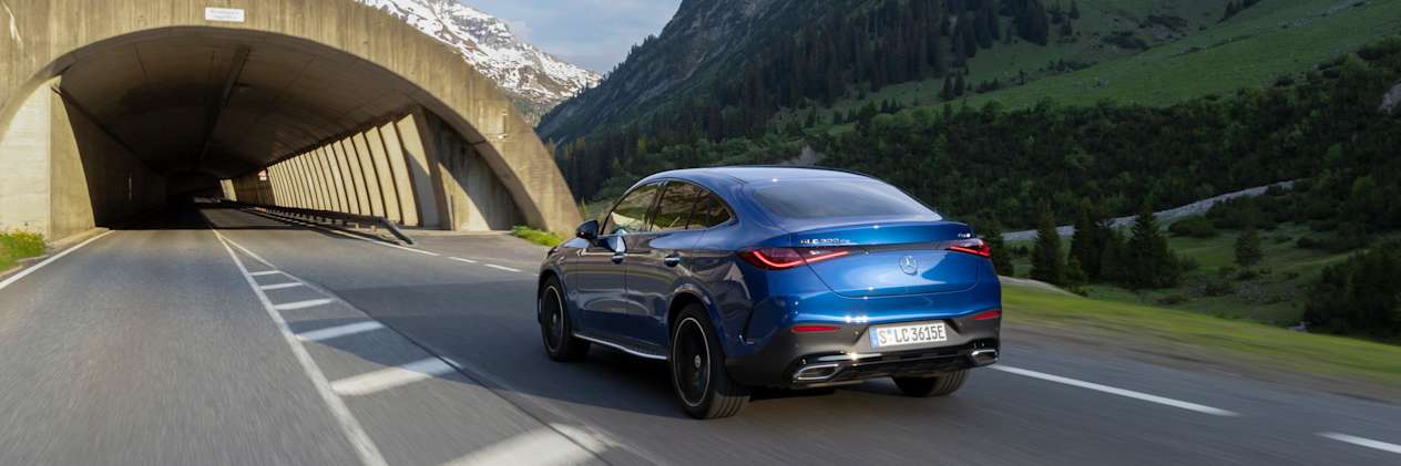 Mercedes GLC Coupé 300 de 2023 : trois quarts arrière gauche devant entrée de tunnel