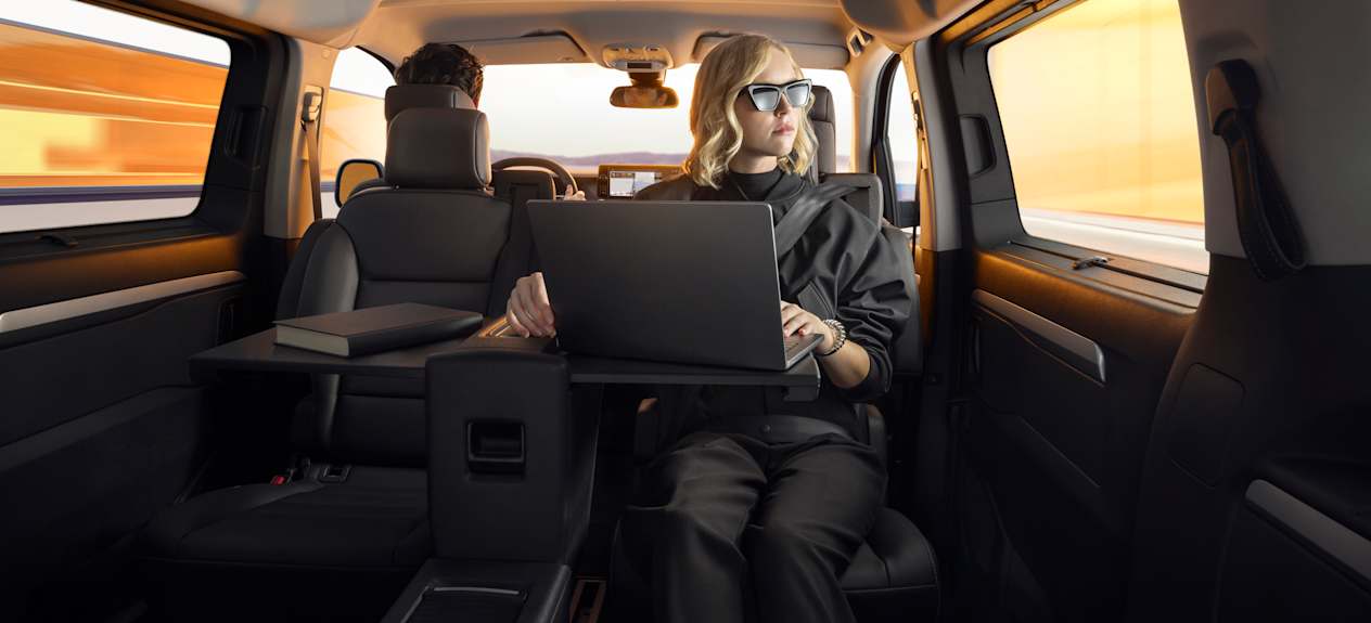 Peugeot Traveller 2024 : espace lounge avec passagère