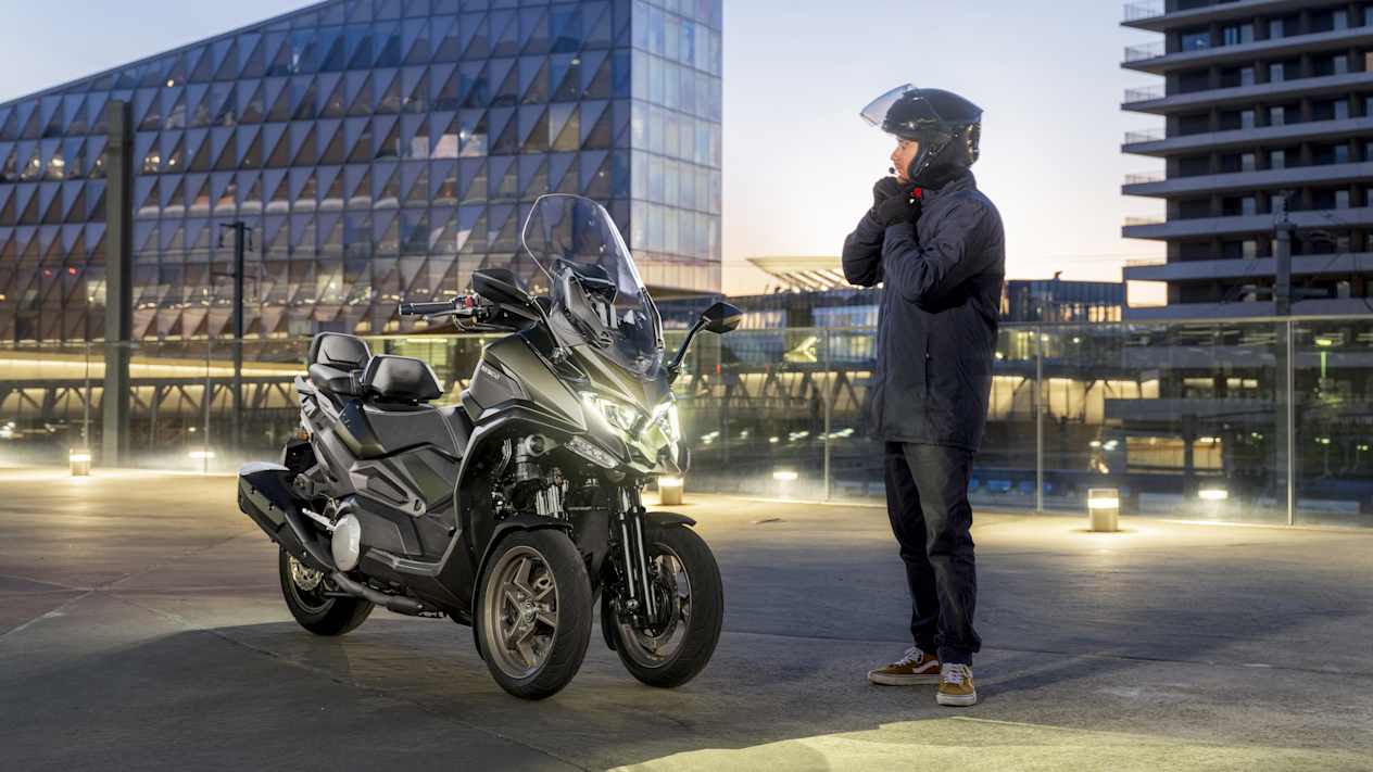 Kymco CV3 2024 : trois quarts avant droit avec motard