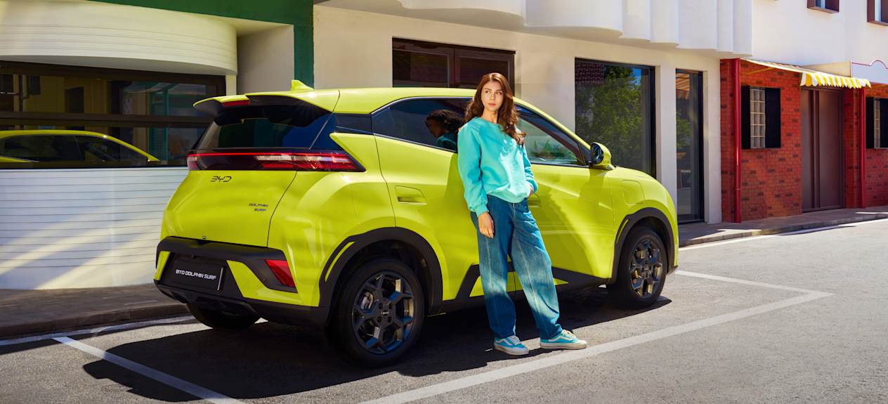 BYD Dolphin Surf 2025 : trois quarts arrière droit statique avec modèle