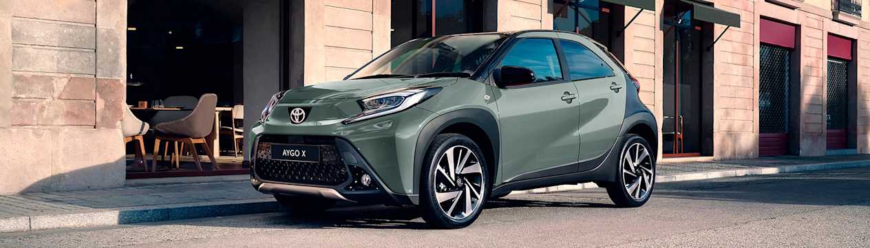 Toyota Aygo X 2022 : trois quarts avant gauche garée dans la rue