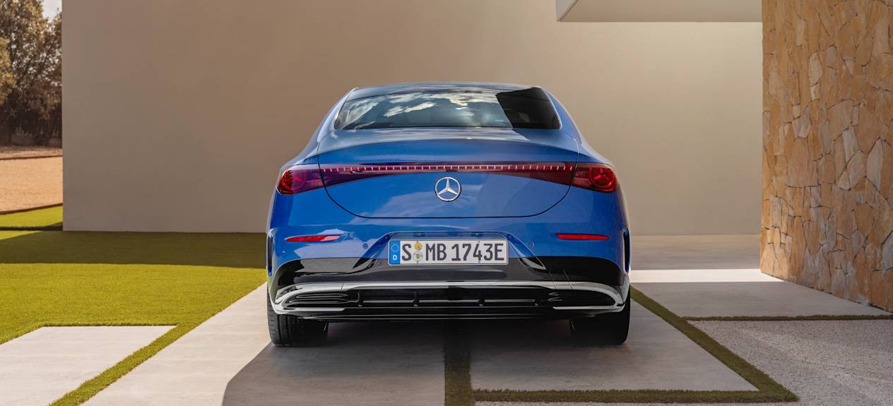 Mercedes CLA 2025 bleu : face arrière statique