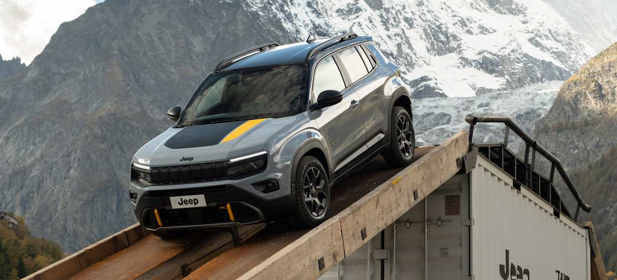 Jeep Avenger 4x3 North Face 2024 : trois quarts avant gauche sur rampe