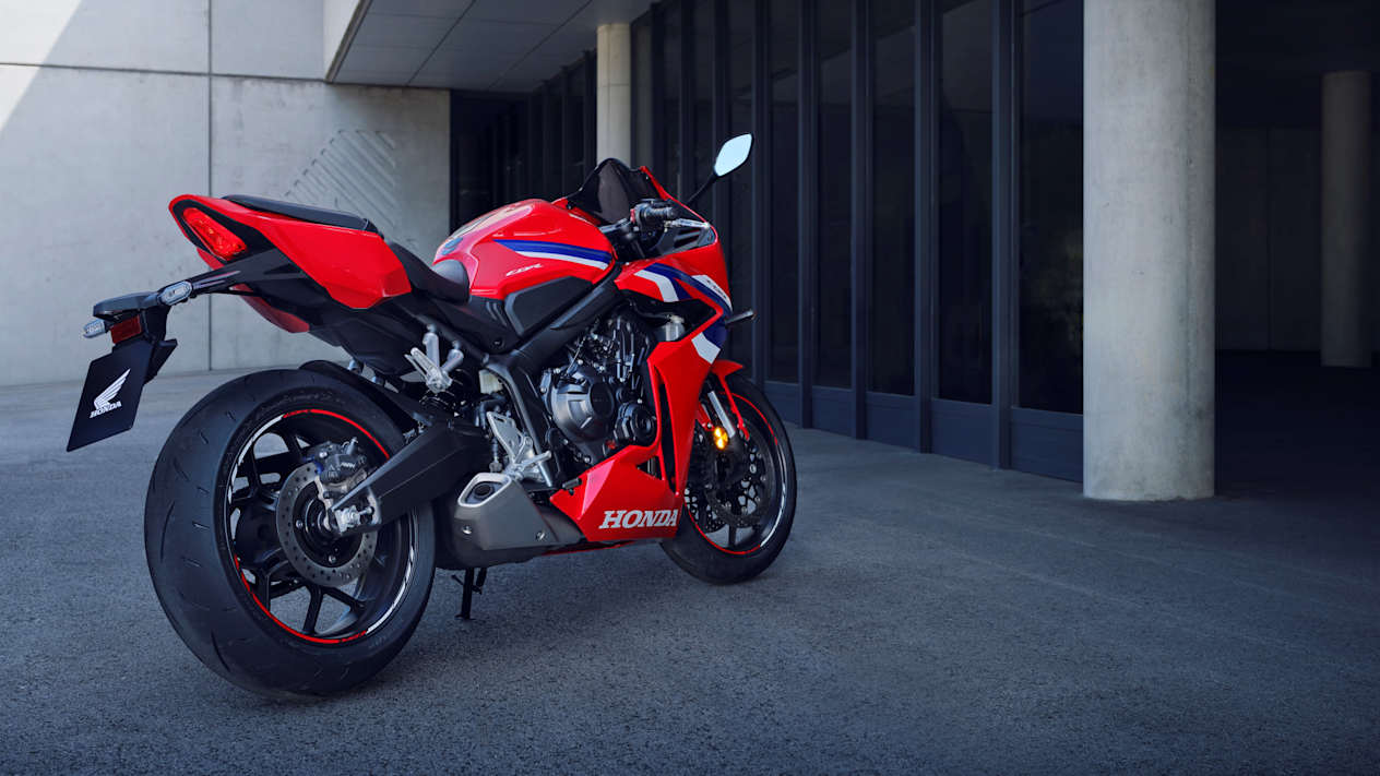 Honda CBR650R 2024 : trois quarts arrière droit statique devant un bâtiment