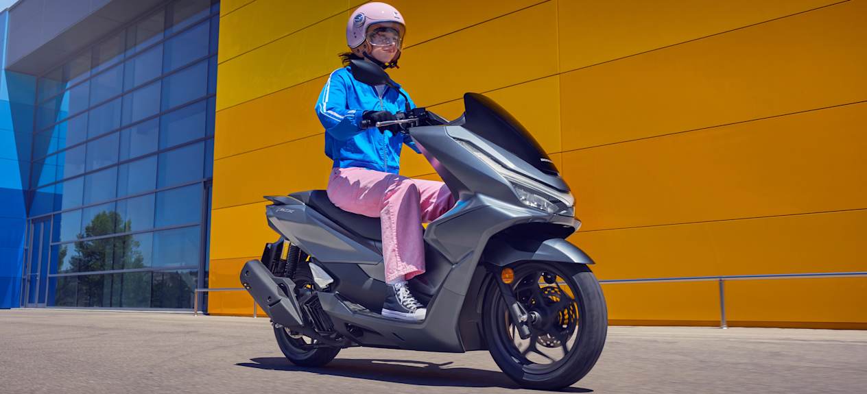 Honda PCX 125 2025 : vue contre plongée