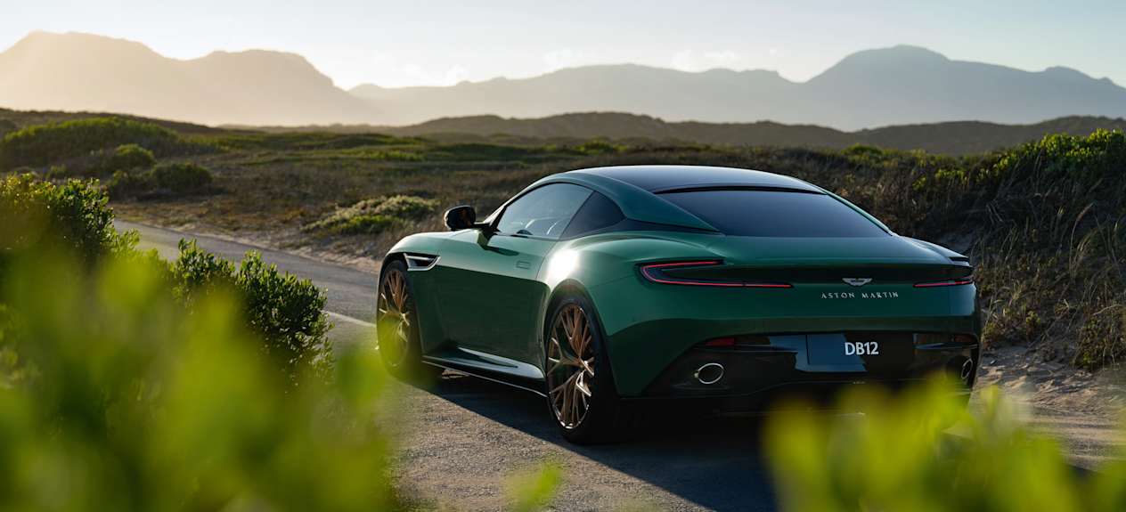 Aston Martin DB12 trois quarts arrière gauche statique