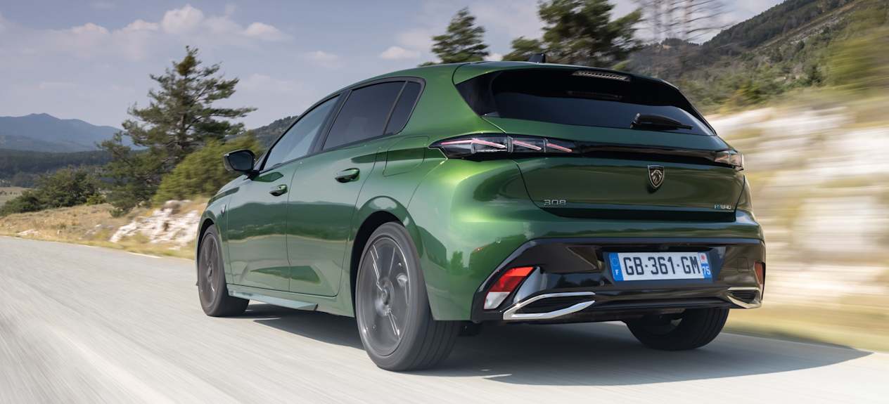 Peugeot 308 2021 verte : trois quarts arrière gauche sur route