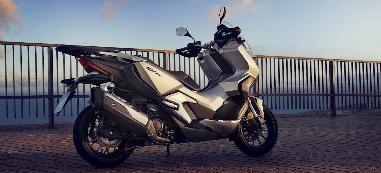 Honda ADV 350 2022 : trois quarts arrière droit devant barrière