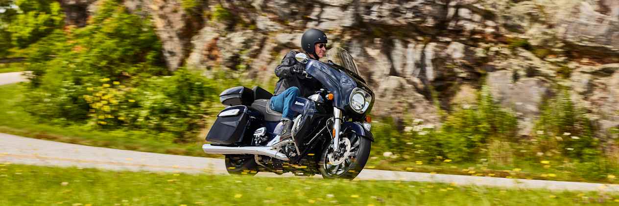Indian Roadmaster Limited 2024 : sur route en virage