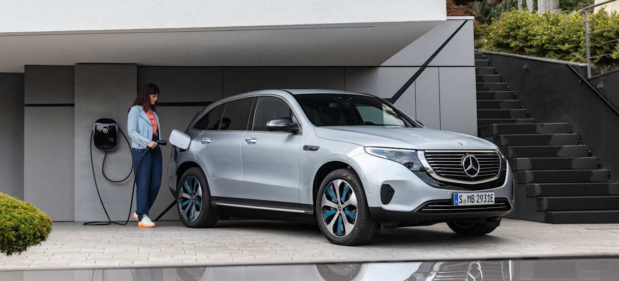 Mercedes EQC : trois quarts avant droit et recharge
