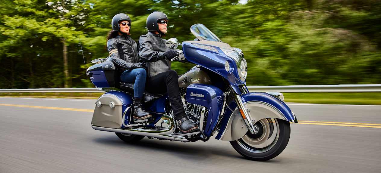Indian Roadmaster 2024 : trois quarts avant droit sur route