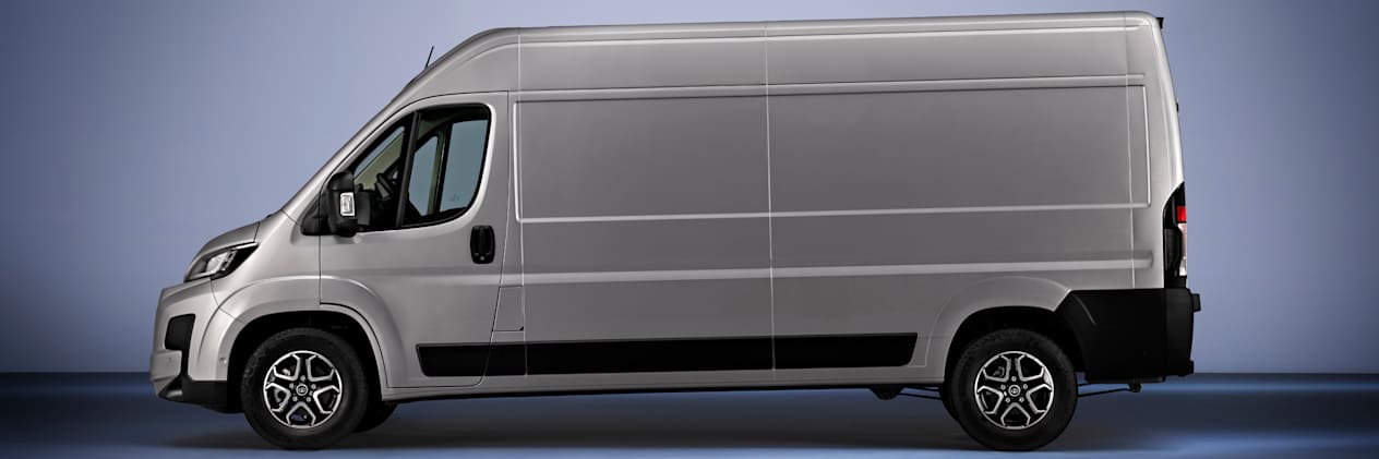 Fourgon Toyota Proace Max 2024 : profil gauche statique
