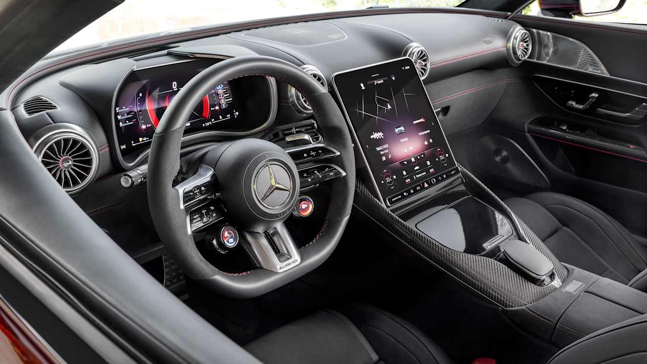 Mercedes-AMG SL 63 2022 : volant et écran tactile