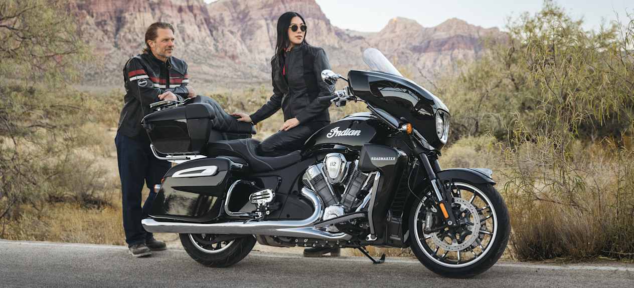 Indian Roadmaster Powerplus Limited 2025 : trois quarts avant droit statique avec motards